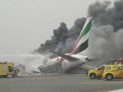 El avión de Emirates, tras sufrir un accidente en Dubái.