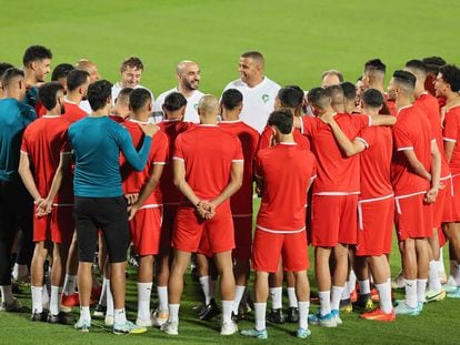 Los jugadores de Marruecos escuchan al seleccionador Walid Regragui, en el centro, durante el entrenamiento de este sábado en el Duhail SC Stadium de Doha.