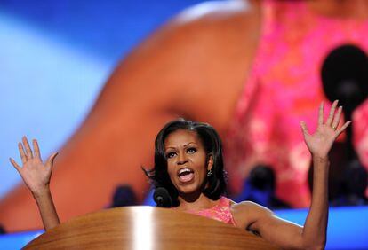 La primera dama, Michelle Obama, se dirige a los delegados demócratas que asisten a la convención de su partido en Charlotte, Carolina del Norte.