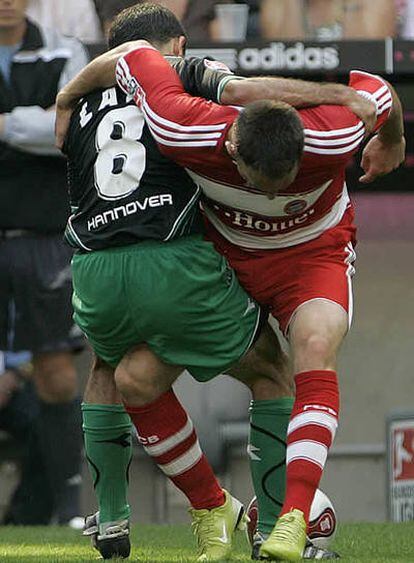 Ribery trata de marcharse de un rival