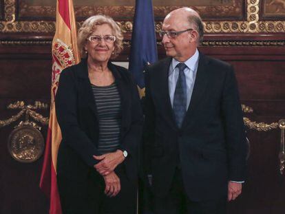 La alcaldesa de Madrid, Manuela Carmena, y el ministro de Hacienda, Cristóbal Montoro, en una reunión para tratar los presupuestos del Ayuntamiento de Madrid en 2016.