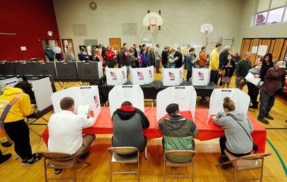 Electors emplenen les paperetes en un col·legi electoral a Kent (Ohio).
