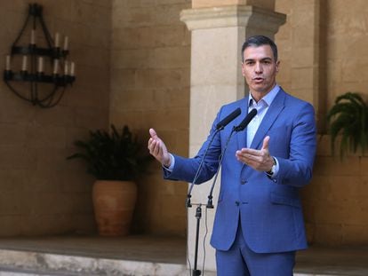 Pedro Sánchez, sin corbata, comparece tras su reunión con el rey Felipe VI, en el palacio de la Almudaina (Mallorca), el pasado 2 de agosto de 2022.