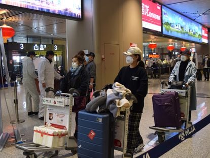 Viajeros en el aeropuerto de la ciudad china de Harbin el 11 de abril.