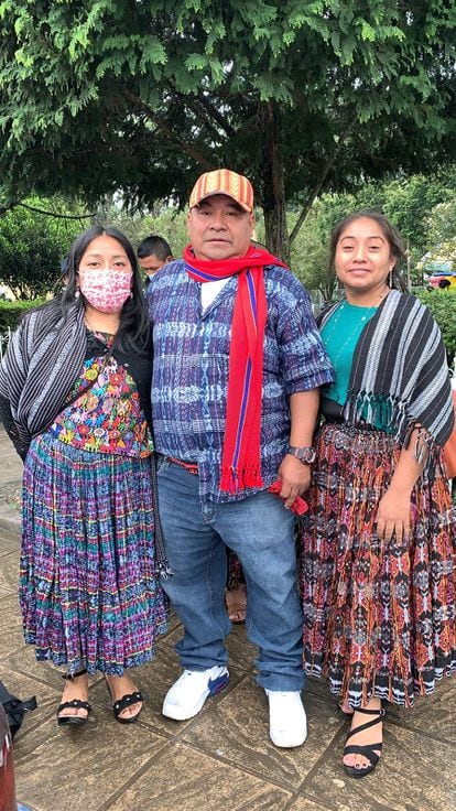 Bernardo Caal con sus dos hijas tras salir de la cárcel.