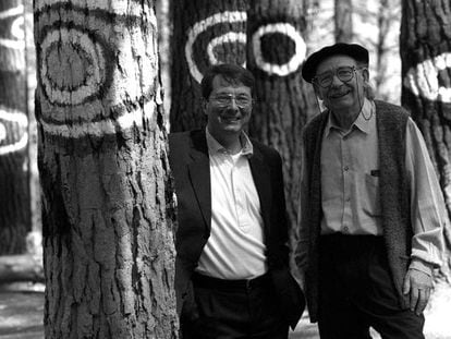 Gerard Mortier con Agust&iacute;n Ibarrola en el bosque de Oma. 