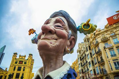 Las fallas suelen tener un carácter satírico y versar sobre temas de actualidad, desde la política al deporte. Algunas pueden alcanzar hasta los 30 metros de altura.