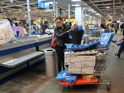 Consumidores comprando en Ikea en Rostov-on-Don, antes del cierre de la cadena sueca en Rusia.