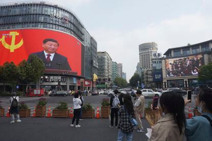 Una pantalla en las calles de Hangzhou, provincia de Zhejiang, muestra al presidente de China, Xi Jinping, este domingo.