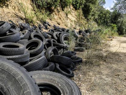Més de 2.000 pneumàtics abandonats en un anitc Karting de Tossa de Mar. 
