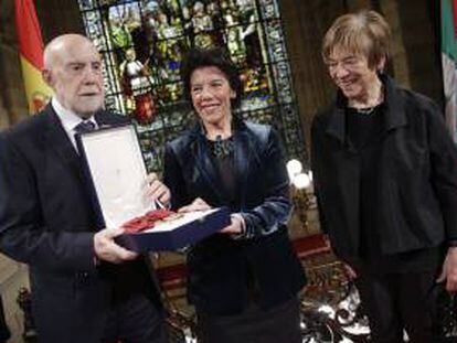 El escritor Raúl Guerra Garrido recibe de la ministra Isabel Celaá la Gran Cruz de la Orden Civil Alfonso X.