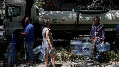 Vecinos de la alcaldía Benito Juárez se abastecen de agua de pipas del Gobierno de Ciudad de México, el 16 de abril.