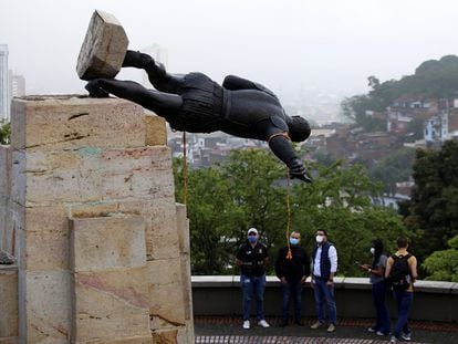 La estatua de Sebastián de Belalcázar, un conquistador español del siglo XVI, después de que los indígenas la derribaran en Cali, Colombia, el 28 de abril de 2021.