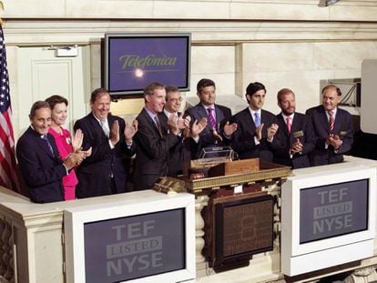 César Alierta protagoniza un toque de campana en Wall Street, en 2005.