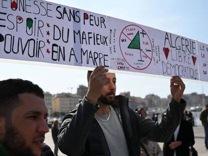 Manifestantes argelinos este domingo en Marsella, Francia, en defensa de una Argelia libre y democrática. En vídeo, crónica de las protestas de este martes en Argel.