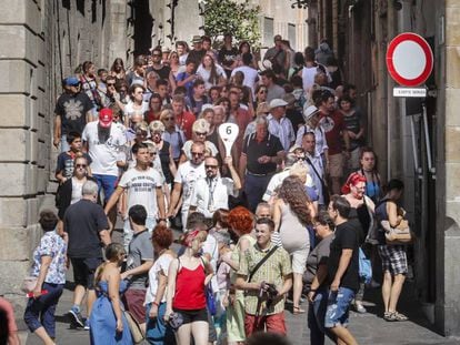Una calle abarrotada de turistas junto a la plaza Sant Jaume, en el centro de Barcelona.