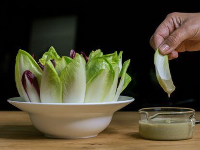 Endivias con salsa de cabrales, receta de Susi Díaz.