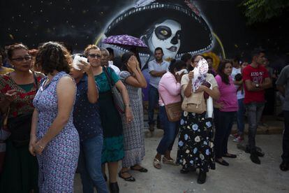 Familiares y amigos en el funeral de Xóchitl Nayeli Irineo Gómez, una de las personas que perdieron la vida en la masacre. La noche del martes 27 de agosto se perpetró un atentado en el bar El Caballo Blanco en el municipio de Coatzacoalcos, Veracruz (México).