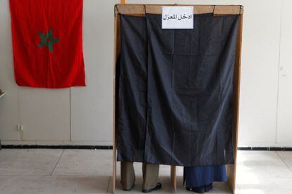 Cabina de votación en un colegio electoral de Rabat.