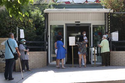 Una fila de ciudadanos esperando en la puerta del centro de salud de la calle Estrecho de Corea, en Madrid.