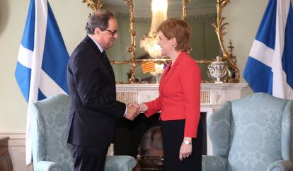 Quim Torra i Nicola Sturgeon es donen la mà a Escòcia.