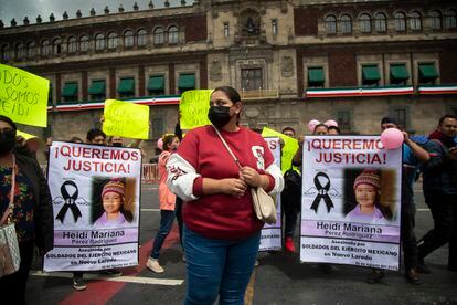 Cristina, madre de Heidi Mariana Pérez, participa durante una manifestación frente a Palacio Nacional en Ciudad de México, el 8 de septiembre de 2022.