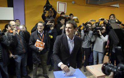 El candidato de Ciudadanos (C's) a la Moncloa, Albert Rivera, vota en el Colegio Santa Marta de L'Hospitalet de Llobregat (Barcelona).