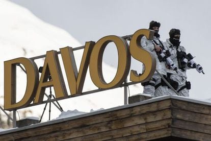 Las fuerzas especiales suizas en el tejado del hotel Kongress en Davos