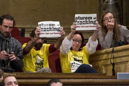 El Parlament rechaza prohibir el ‘fracking’ con los votos de CiU y PP.