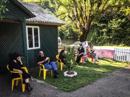 Familia reunida en una casa a lo largo del camino a Mestia, una ruta sinuosa entre montañas que puede verse alterada por obras o accidentes. Georgia. Fotografía: JAVIER ARCENILLAS