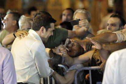 Tsipras arriba a la seu del seu partit.
