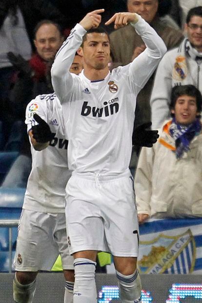 El jugador del Real Madrid Cristiano Ronaldo pide el relevo tras marcar el septimo gol contra el Málaga, cuando su equipo ya había hecho los tres cambios.