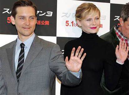 Tobey Maguire y Kirsten Dunst saludan durante el primer pase de la película en Tokio.