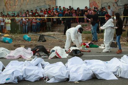 Cuerpos en bolsas para cadáveres a un lado de la carretera en Tuxtla Gutiérrez (Chiapas, México) tras un accidente, en diciembre de 2021.