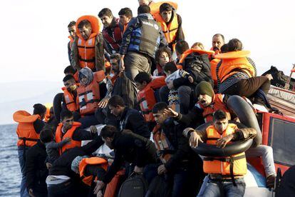 Unos 150 refugiados e inmigrantes viajaban desde Turquía hasta Grecia en el barco que se ha hundido frente a la isla de Lesbos.