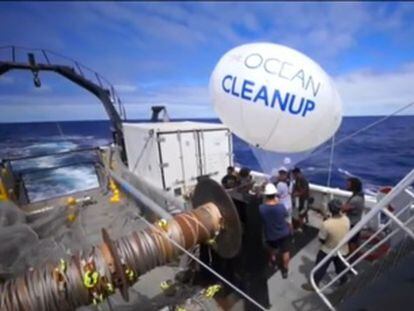 Una barrera para limpiar de plásticos el océano.