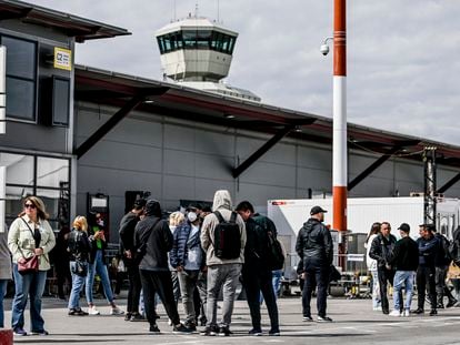 Un grupo de personas, el 19 de mayo, en la entrada del centro de refugiados que ha instalado Berlín en el antiguo aeropuerto de Tegel.