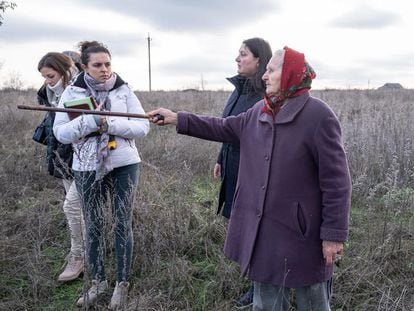 Uliana, nacida en 1927, muestra el lugar de la ejecución en masa en Voznesensk, en Ucrania, en noviembre de 2019.