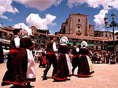 Un grupo de danza folclórica actúa en la plaza Mayor de Chinchón.