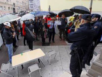 Afectados por las participaciones preferentes de Caja Cantabria se manifiestan frente al edificio en el que se celebra una asamblea ordinaria de la entidad bancaria. EFE/Archivo