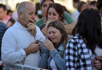 Familiares de v&iacute;ctimas lloran despu&eacute;s del incendio de una discoteca en Santa Mar&iacute;a.