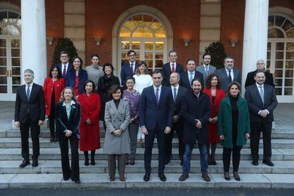 La foto de familia del nuevo Gobierno de Pedro Sánchez, este martes en La Moncloa antes del primer Consejo de Ministros.
