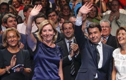 Aguirre y Gonz&aacute;lez saludan durante el acto del PP madrile&ntilde;o.