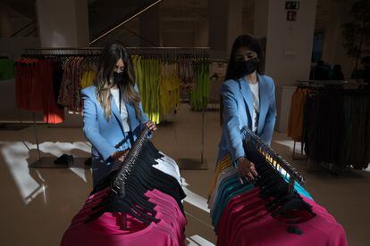 Dos dependientas de Zara ordenan la ropa en una de las dos plantas dedicadas a la moda para la mujer. Alrededor de 200 personas trabajan en la tienda.