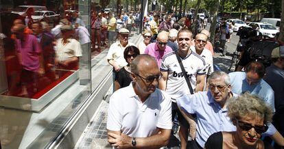 Una gran multitud aguarda a que se abran las puertas del Palco de Honor del Santiago Bernabéu para dar el último adiós a Di Stéfano.