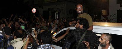 El hijo de Gadafi, Saif el Islam, en su comparecencia por sorpresa en Trípoli.