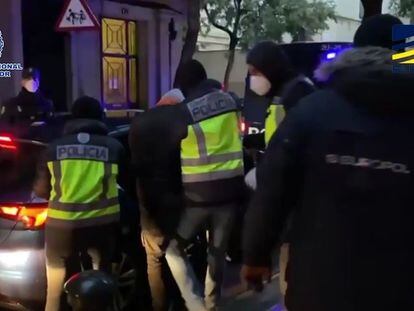Agentes de la Policía Nacional introducen a un detenido en una operación antiyihadista desarrollada en Barcelona en enero de 2021.