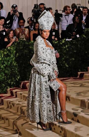 Rihanna durante la alfombra roja de la gala Met.