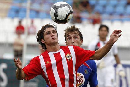 Pablo Piatti, ex del Almería, intenta controlar la pelota ante la presión del defensa del Getafe, Rafa López.