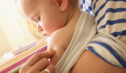Un bebé, tras recibir la vacuna triple vírica (sarampión, rubeola y paperas).